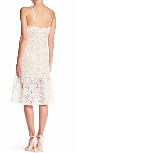 Romeo & Juliet Couture V-Neck Lace Dress - Picture 3 of 4